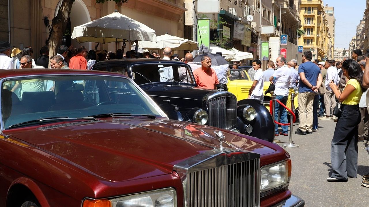 Mısır'da Nadir Klasik Otomobillerle Dolu Festival Rüzgarı