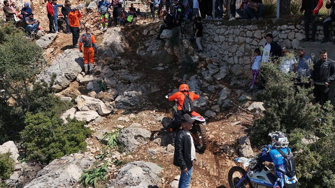 Motokros Tutkunları Adana'da Kıyasıya Yarıştı