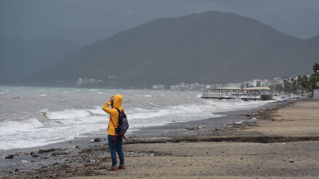 Muğla'da Fırtınamsı Rüzgar ve Sağanak Yağış Hayatı Olumsuz Etkiledi