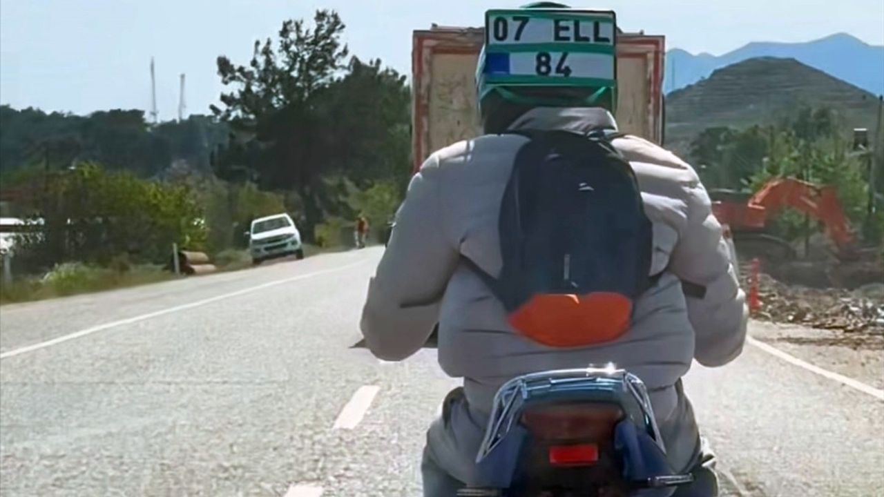 Muğla'da Motosikletten Düşen Plakayı Kaskına Takarak Trafikte Seyahat Eden Sürücü Kamere Yakalandı