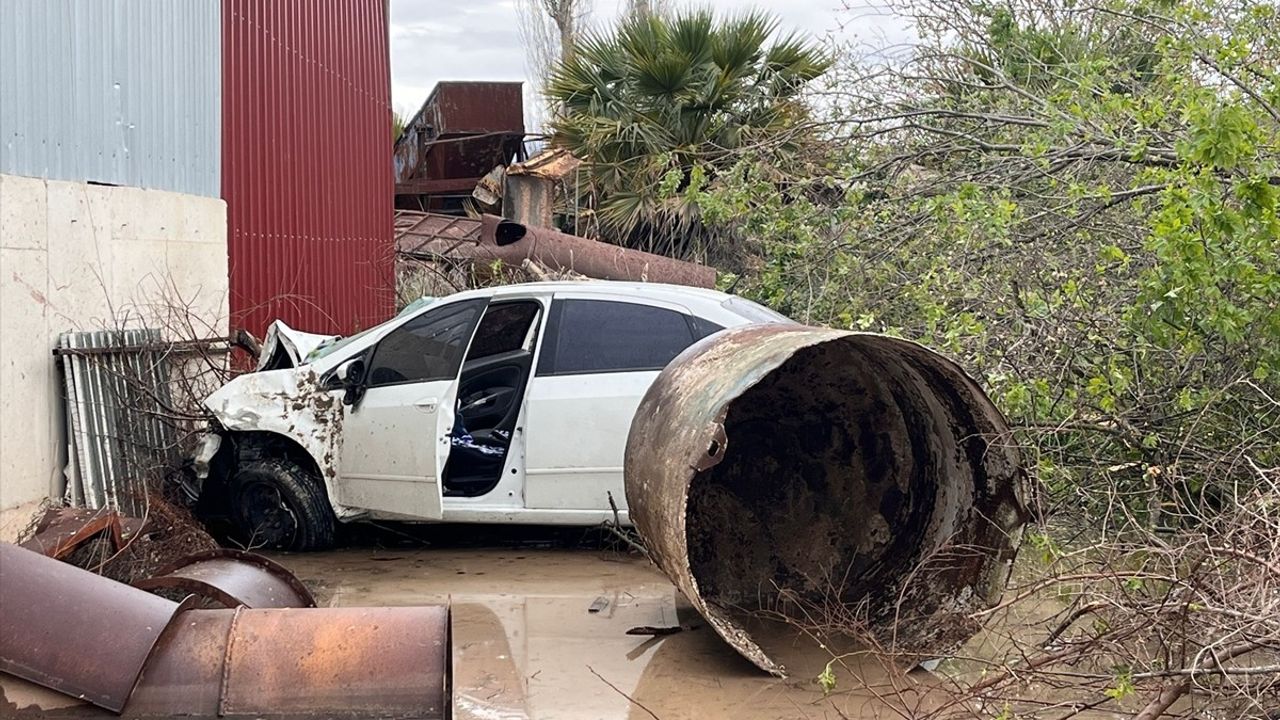 Muğla'da Şantiye Bahçesine Giren Otomobilin Sürücüsü Ağır Yaralandı