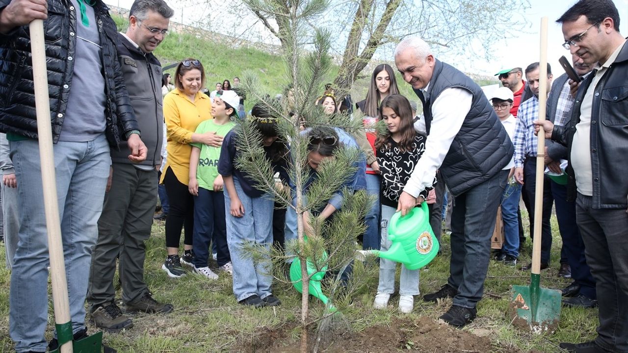 Muş'ta 2025 Aile Yılı Hatıra Ormanı Düzenlendi