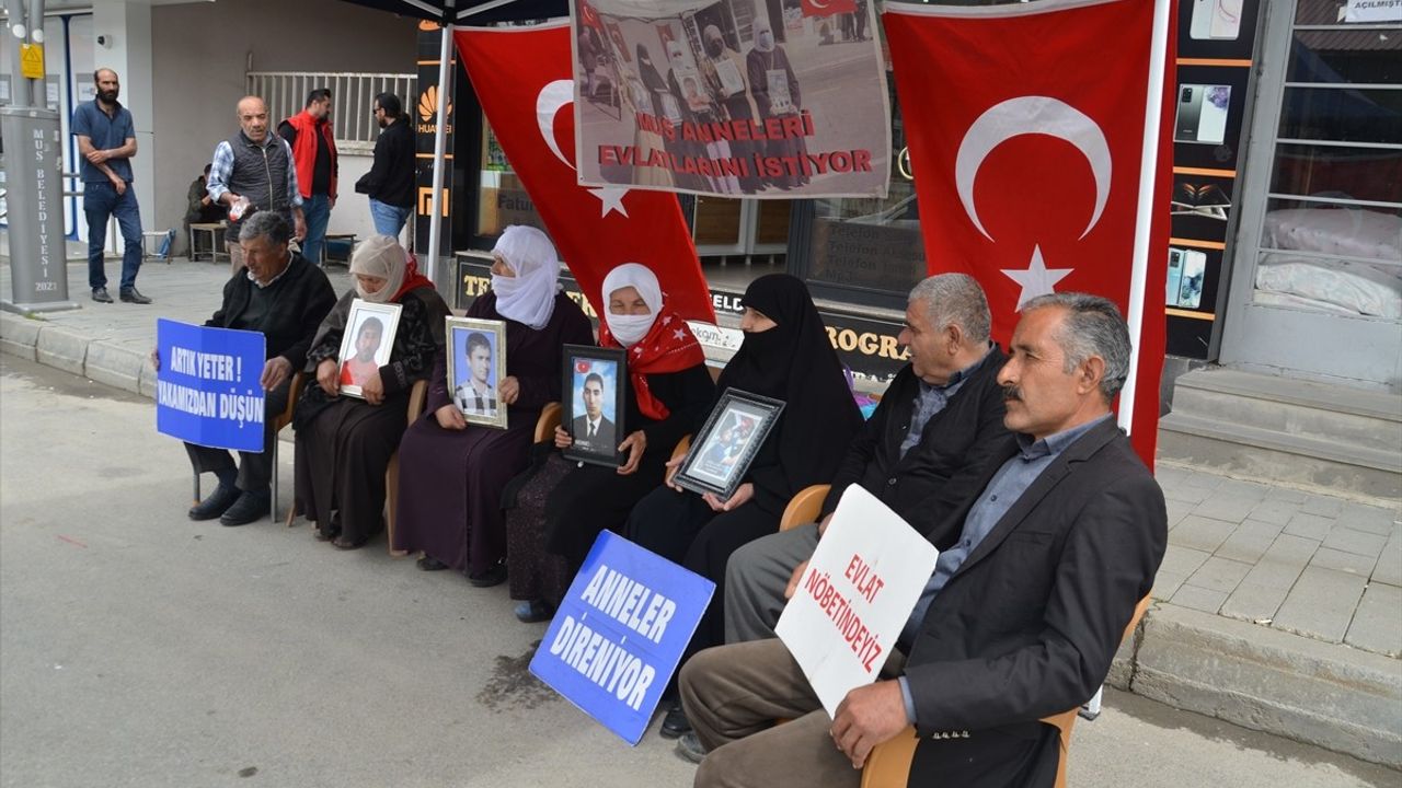 Muş'ta Aileler, Kaçırılan Çocukları İçin DEM Parti Önünde Eylemde