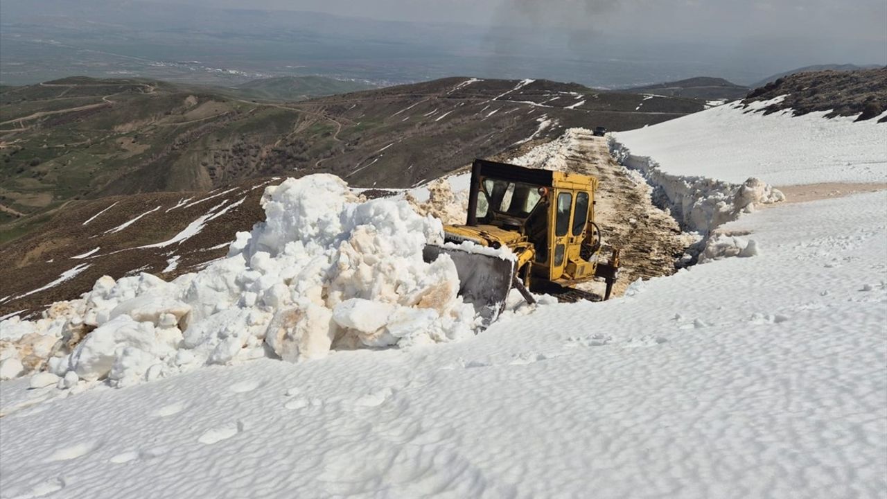 Muş'ta Karla Mücadele Çalışmaları Hız Kesmeden Devam Ediyor