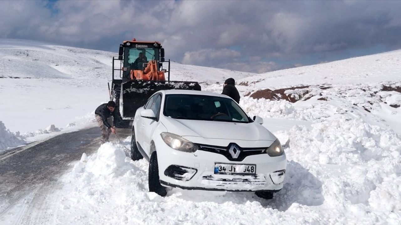 Muş'ta Kış Şartlarında Mahsur Kalan 60 Kişi Kurtarıldı