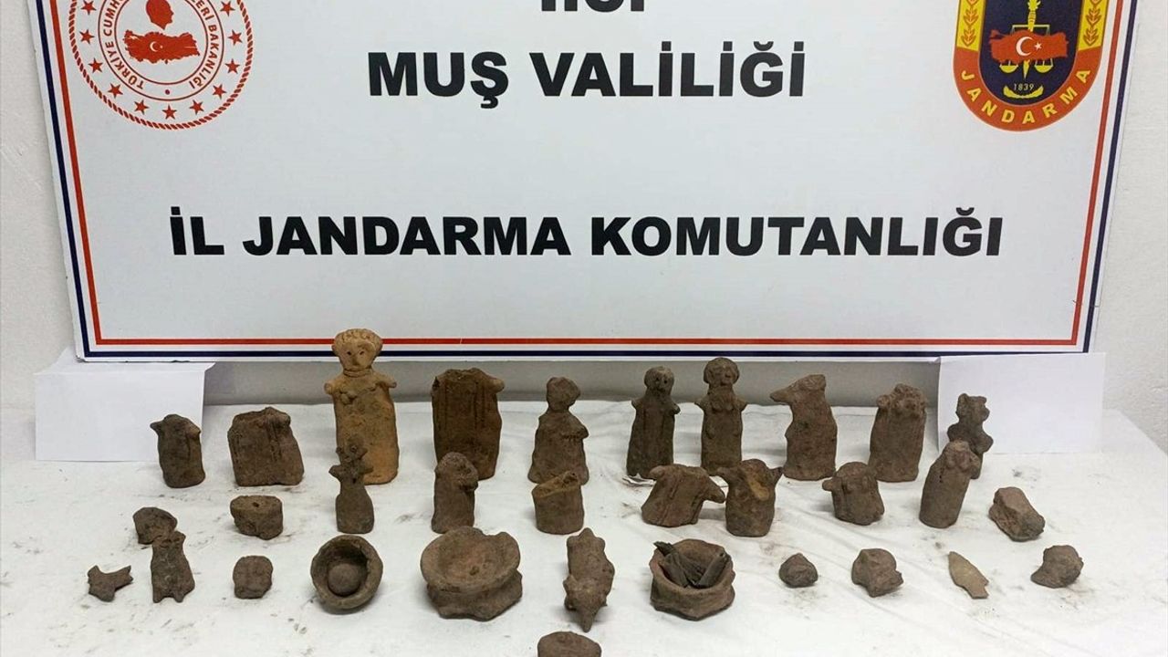 Muş'ta Tarihi Eser Kaçakçılığı Operasyonu: Demir Çağı'na Ait Heykel ve 42 Obje Ele Geçirildi