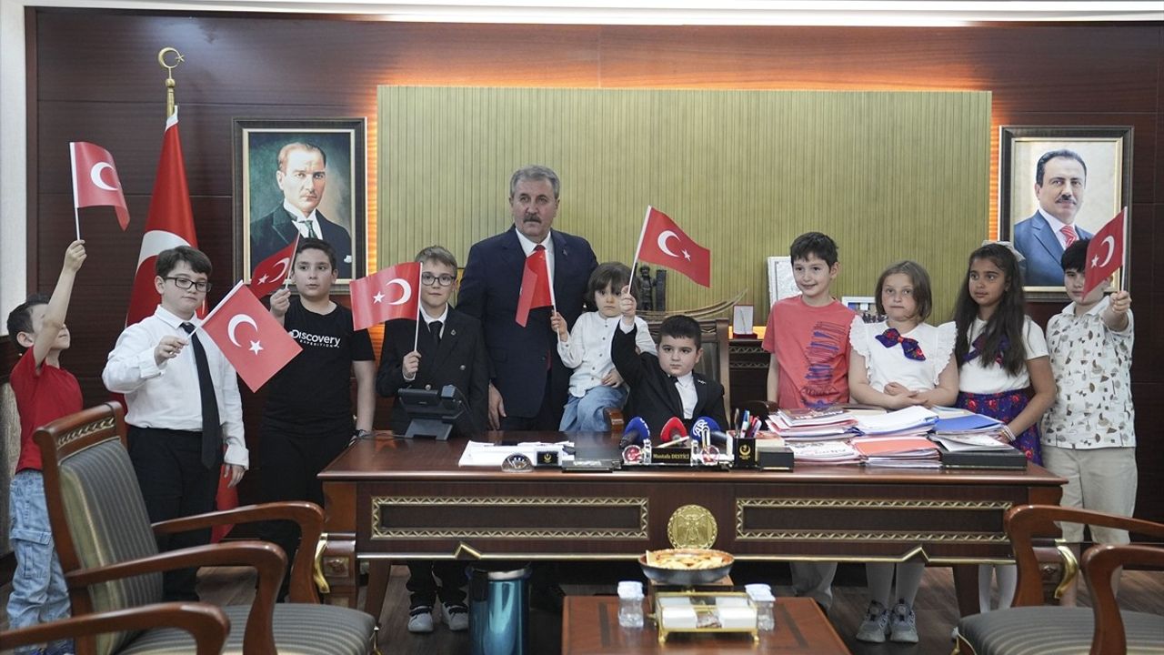 Mustafa Destici, 23 Nisan'da Koltuğunu 5 Yaşındaki Aybars'a Devretti