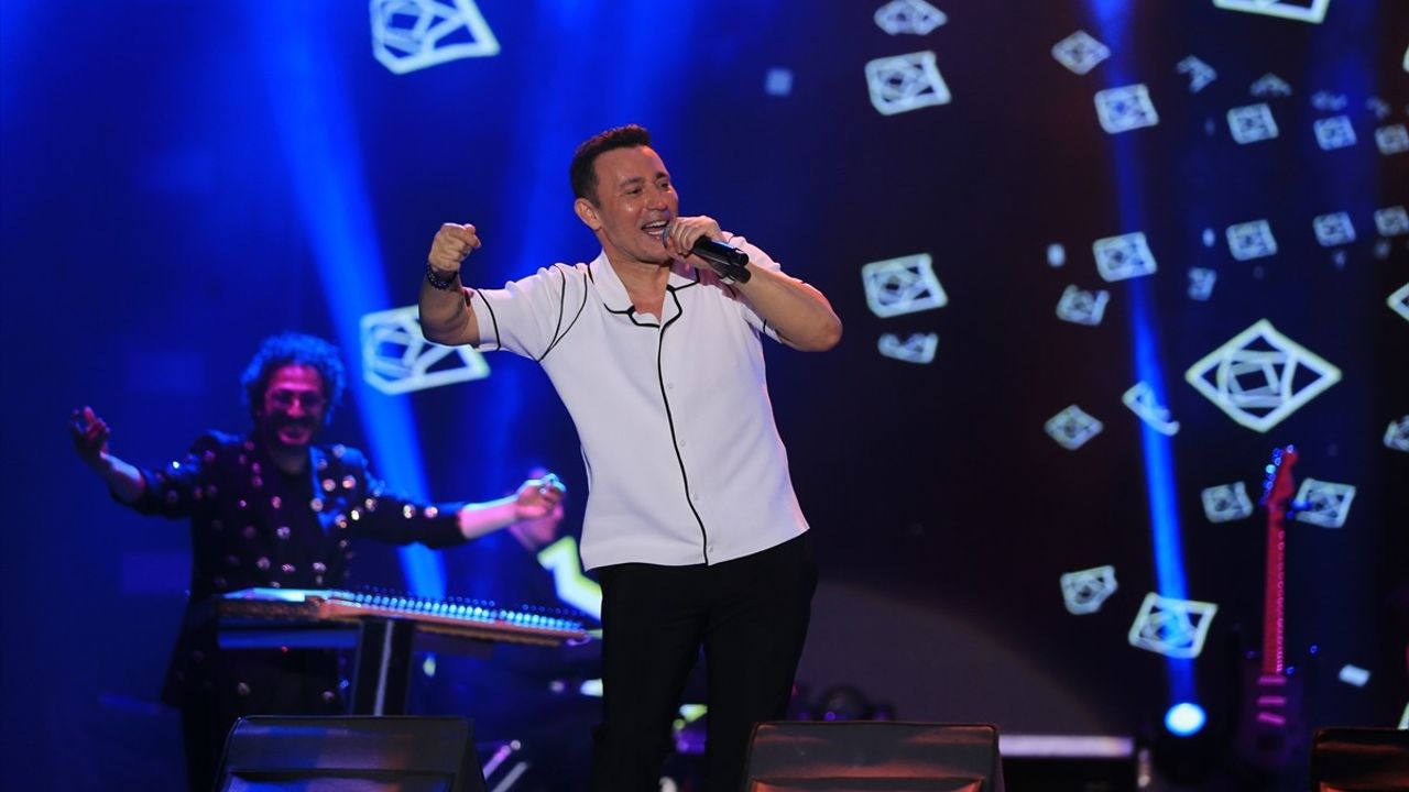Mustafa Sandal, Antalya'da 23 Nisan Coşkusuyla Sahne Aldı