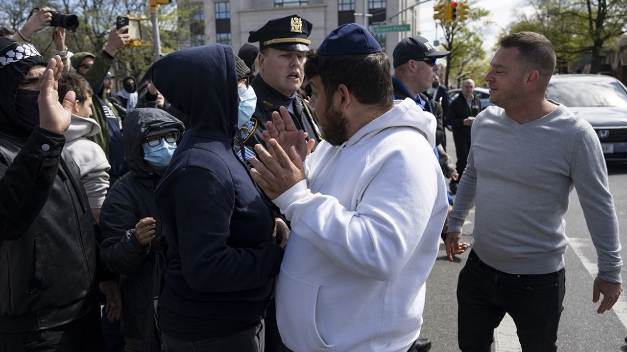New York'ta Filistin Destekçileri ve İsrail Yanlıları Arasında Arbede