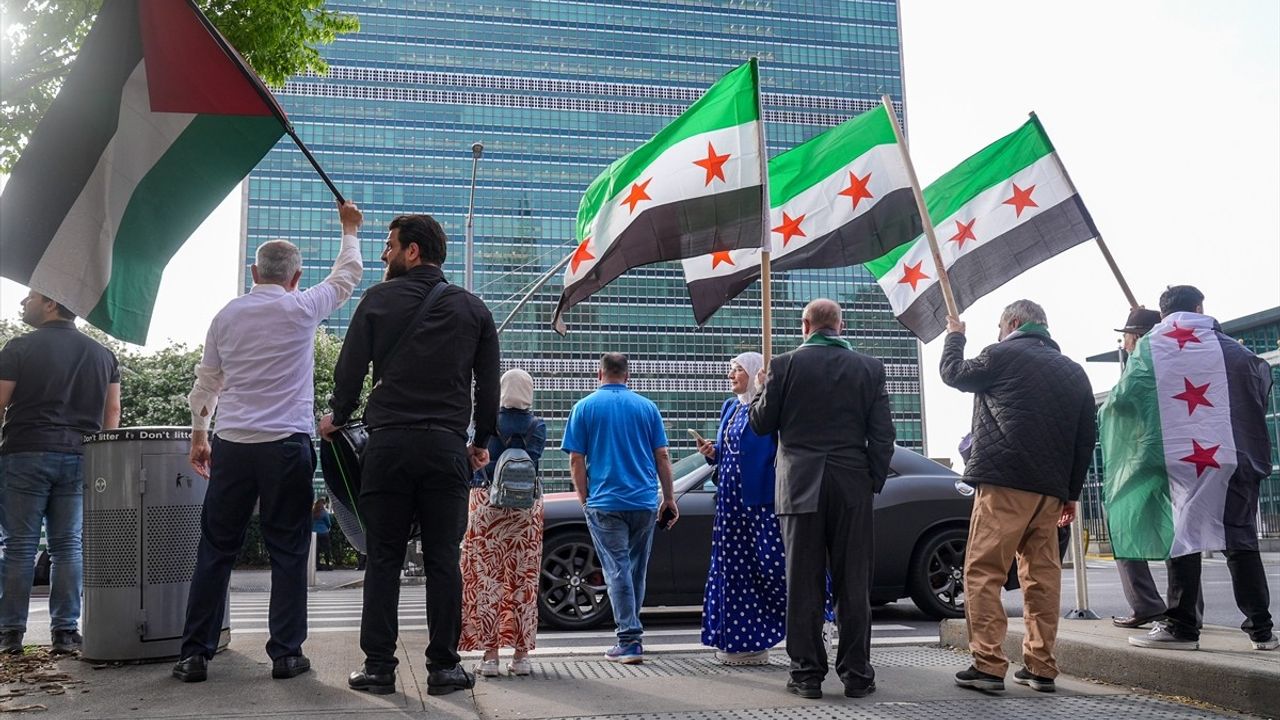 New York'ta Yeni Suriye Bayrağı Göndere Çekildi