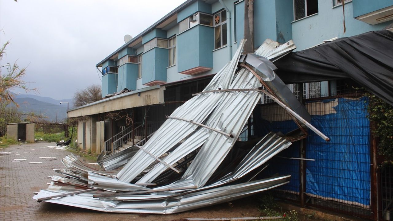 Ödemiş'te Sağanak ve Fırtına, İş Yerlerinin Çatısını Uçurdu