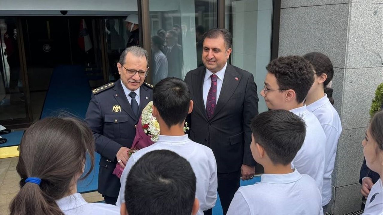 Öğrencilerden İstanbul Emniyet Müdürü Yıldız'a Polis Haftası Ziyareti