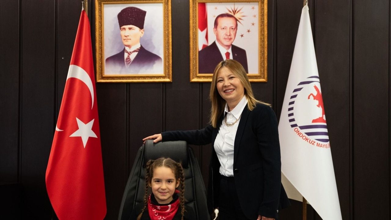 OMÜ Rektörü Aydın, 23 Nisan'da Koltuğunu 8 Yaşındaki Ada Rabia'ya Bıraktı