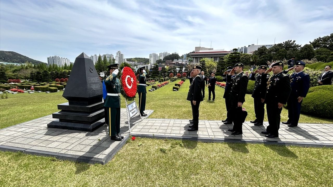 Orgeneral Gürak, Kore Cumhuriyeti'nde Türk Şehitliğini Ziyaret Etti