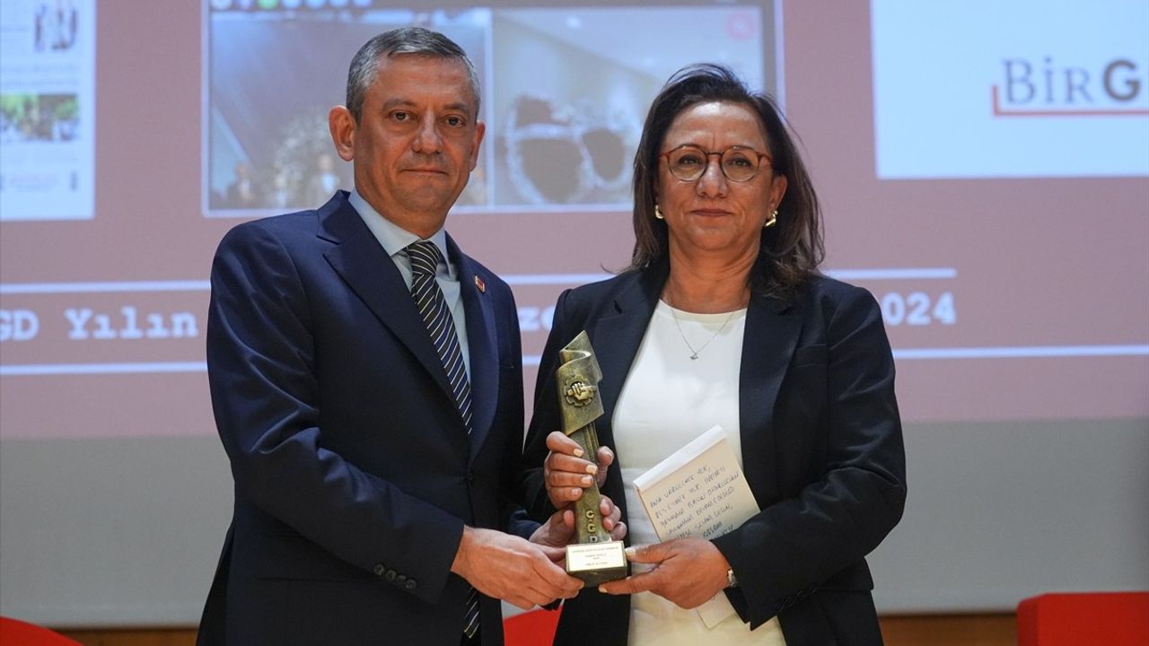 Özgür Özel'den ÇGD Ödül Töreninde Sert Açıklamalar