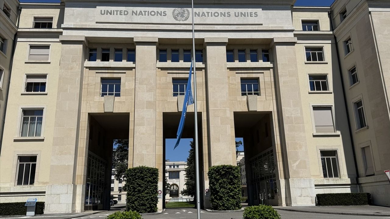 Papa Franciscus'un Ölümü Nedeniyle BM Bayrakları Yarıya İndirildi