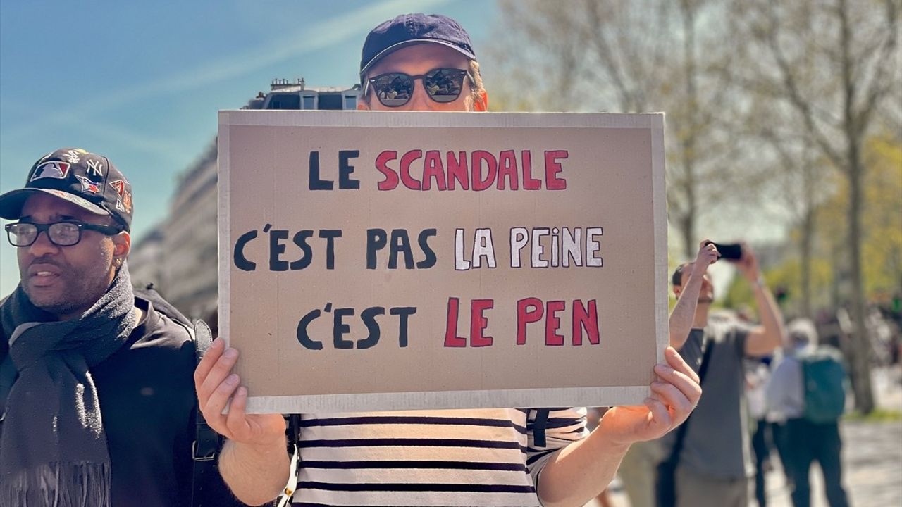Paris'te Aşırı Saha Karşı Gösteri: 'Hepimiz Faşizm Karşıtıyız'