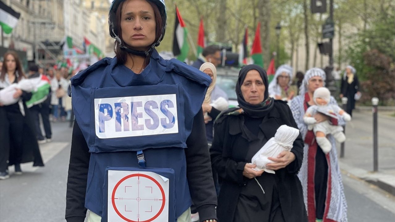 Paris'te Gazze'deki Soykırımın Durdurulması İçin Gösteri Düzenlendi
