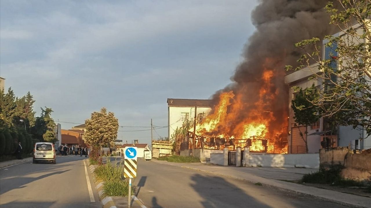 Pendik'teki Palet Fabrikasında Yangın: İtfaiye Ekipleri Müdahalede Bulunuyor