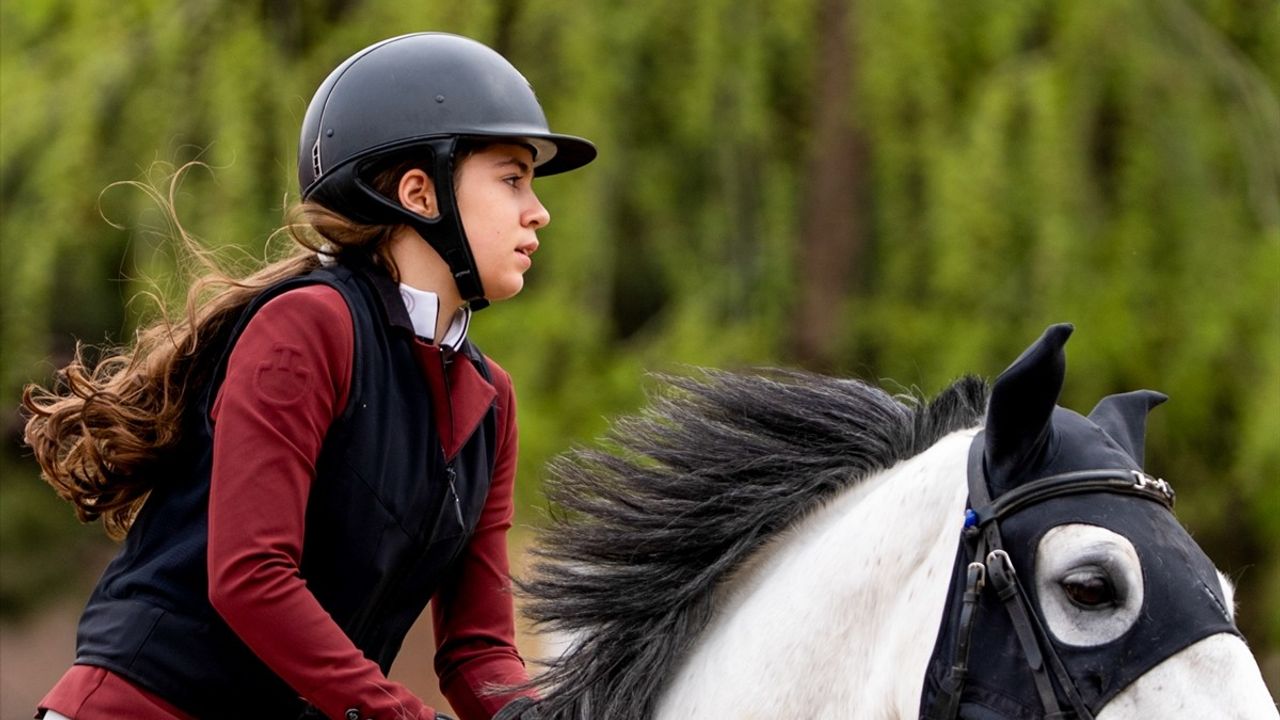Polis Haftası'nda Engel Atlama Binicilik Yarışması Düzenlendi