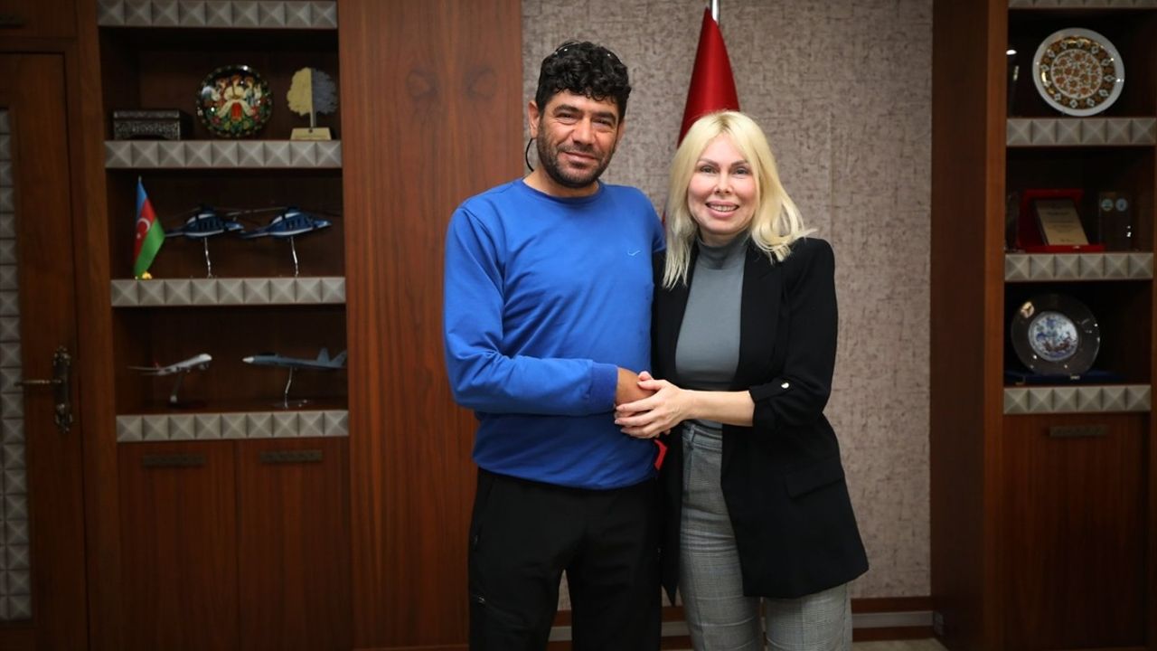 Prof. Dr. Özkan, Türkiye'nin İlk Çift Kol Nakilli Hastası Cihan Topal ile Buluştu