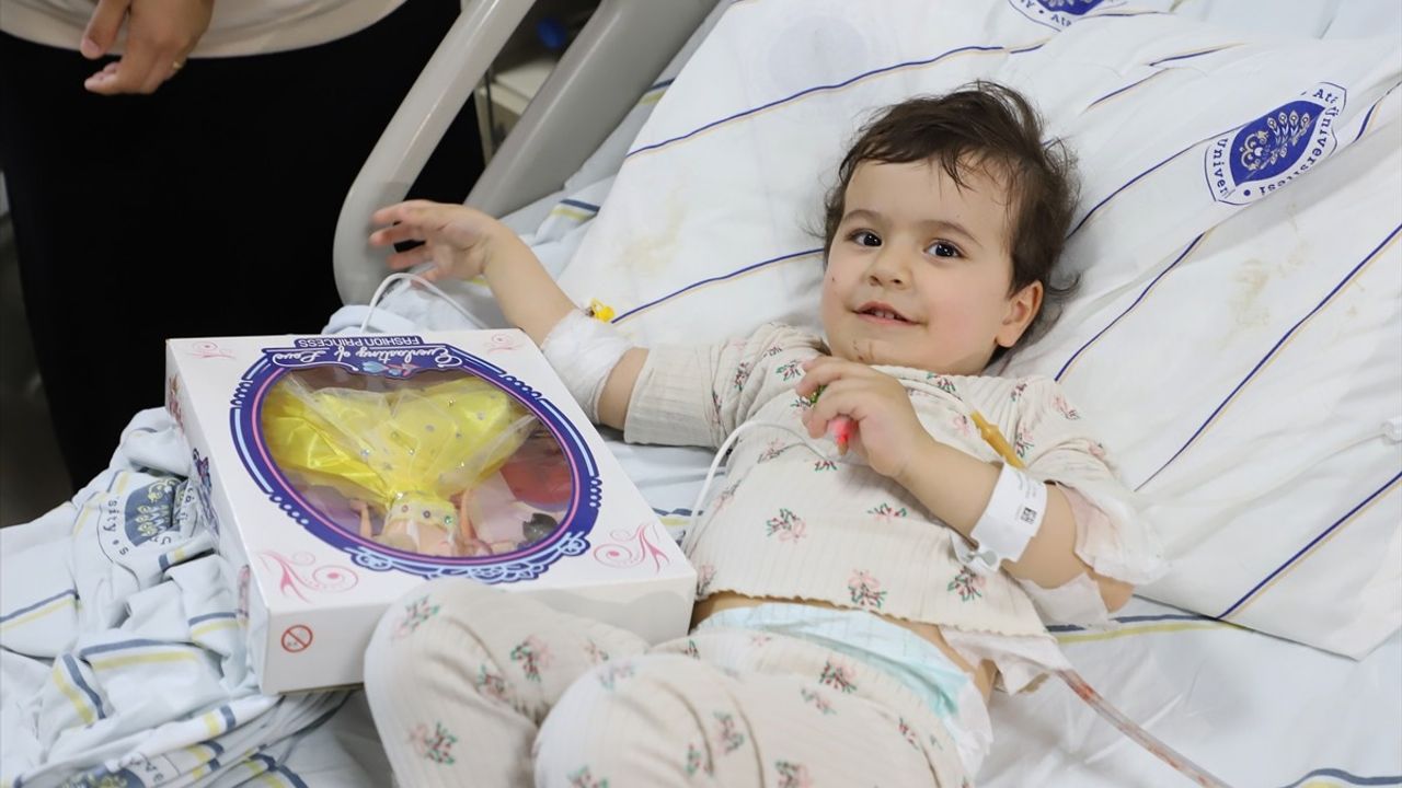 Rektör Hacımüftüoğlu, Bayramda Hasta Çocukları Unutmadı