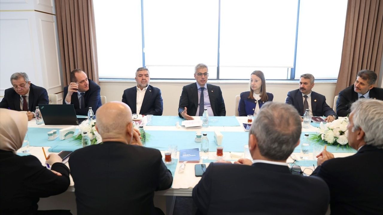 Sağlık Bakanı Memişoğlu, AK Parti ve MHP Milletvekilleriyle Sağlık Hizmetlerini Görüştü