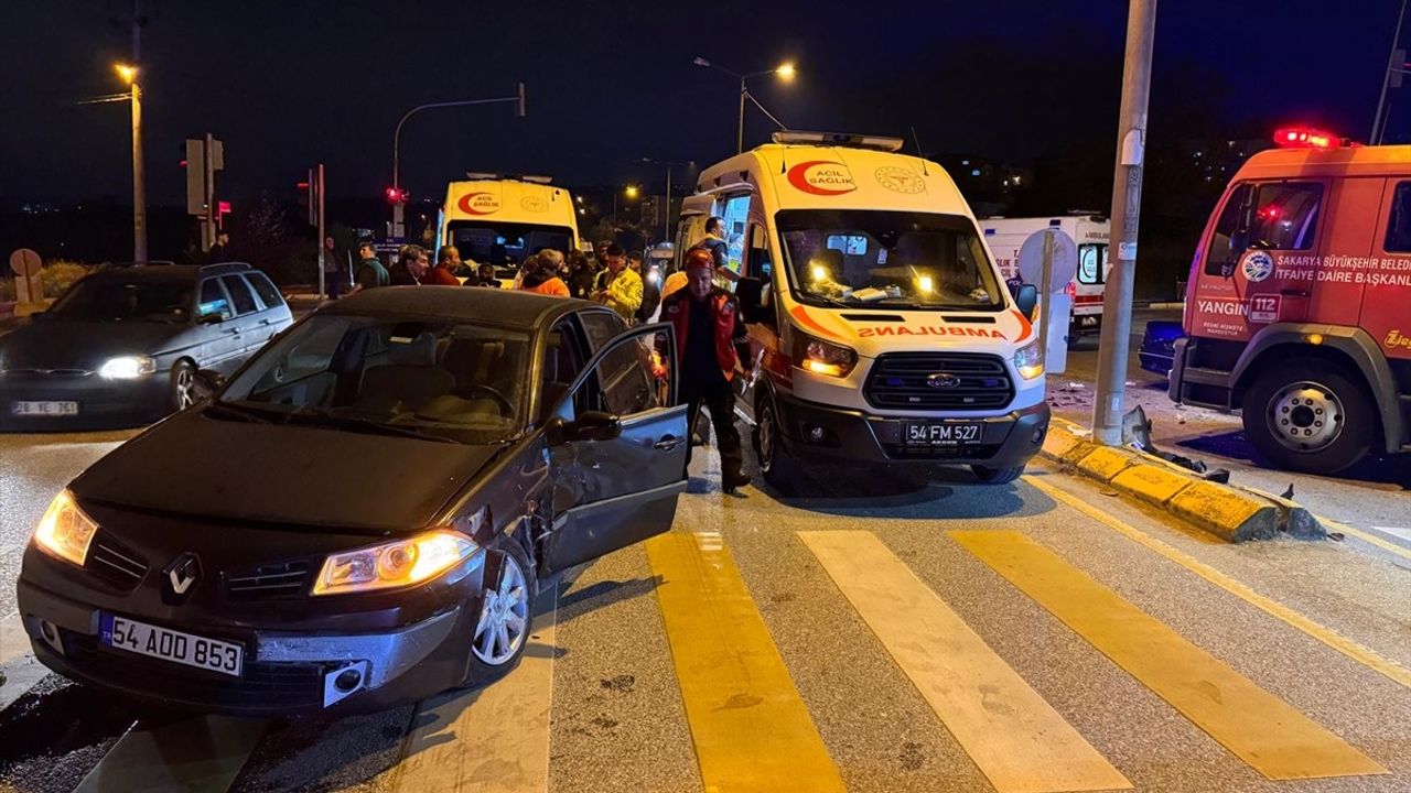 Sakarya'da İki Otomobil Çarpıştı: 7 Yaralı, 1'i Ağır