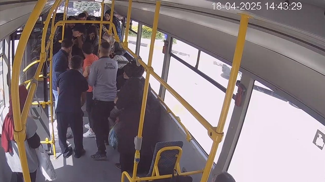 Sakarya'da Otobüs Şoföründen Örnek Davranış: Rahatsız Yolcuyu Hastaneye Kaldırdı