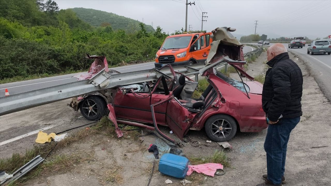 Sakarya'da Otomobil Bariyerlere Saplandı, İki Kişi Ağır Yaralandı