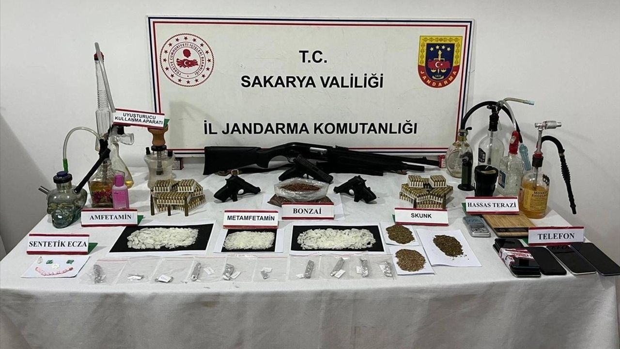 Sakarya'da Uyuşturucu ve Silah Kaçakçılığı Operasyonu: 2 Şüpheli Tutuklandı