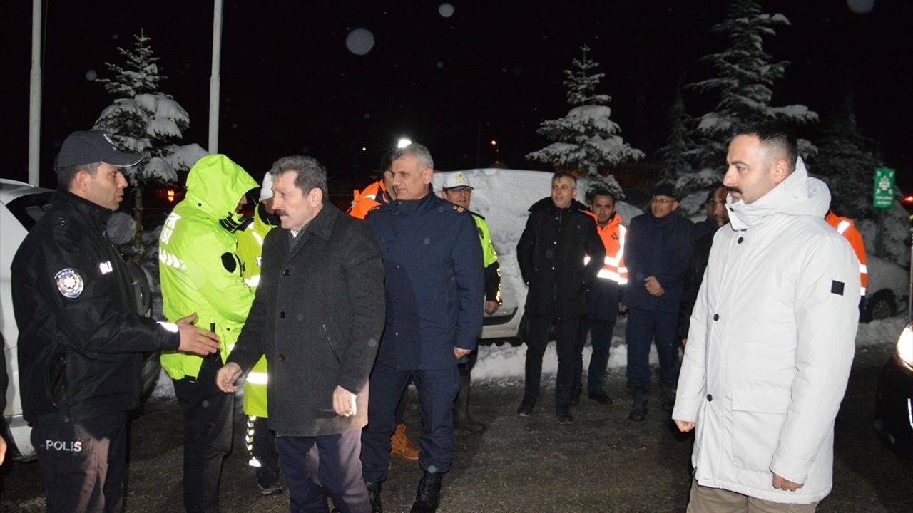 Samsun-Ankara Kara Yolunda İnceleme: Vali Tavlı Karla Mücadele Ekiplerini Denetledi
