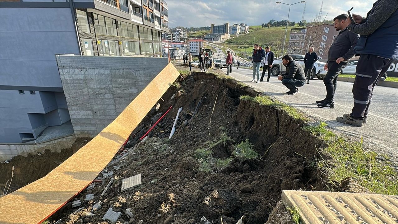 Samsun Atakum'da İnşaat Yanında Yol Kısmen Çöktü