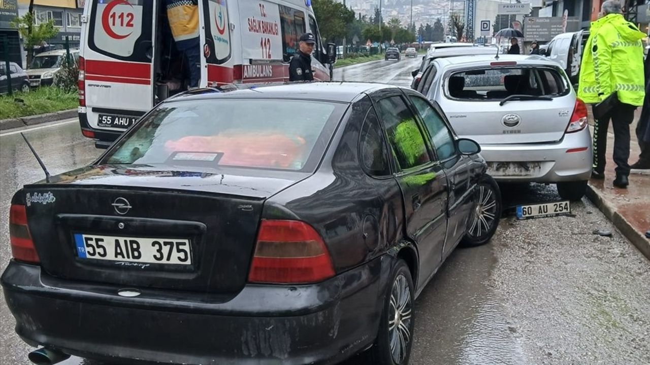 Samsun'da 3 Araçlı Trafik Kazası: 5 Yaralı