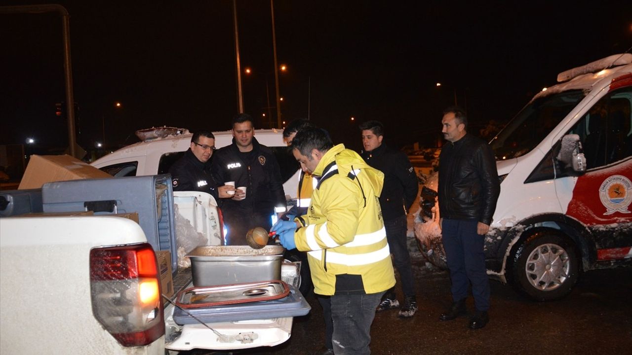 Samsun'da Kar Yağışı Nedeniyle Mahsur Kalanlara Sıcak Çorba İkramı