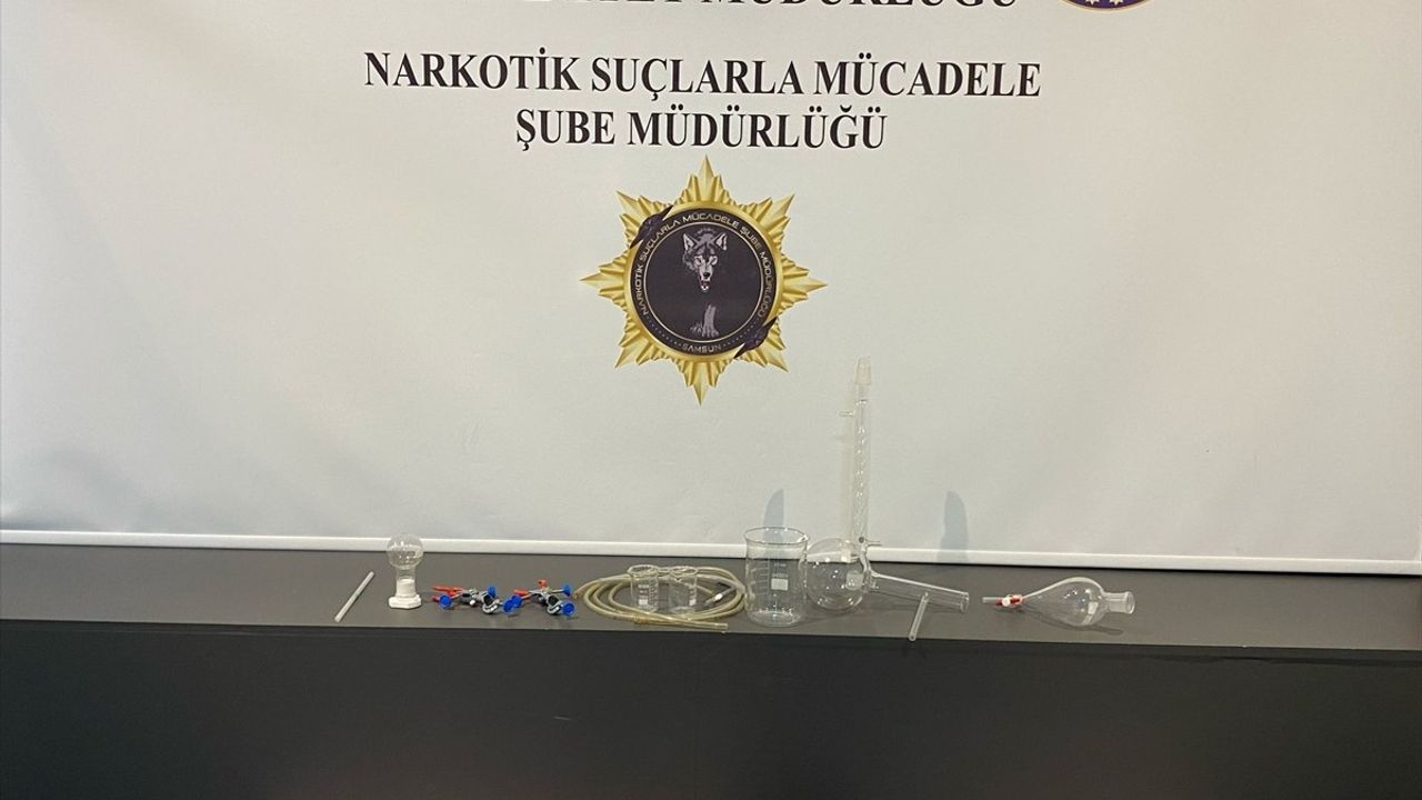 Samsun'da Narkotik Köpeği Tony, Çekmecede Uyuşturucu Buldu