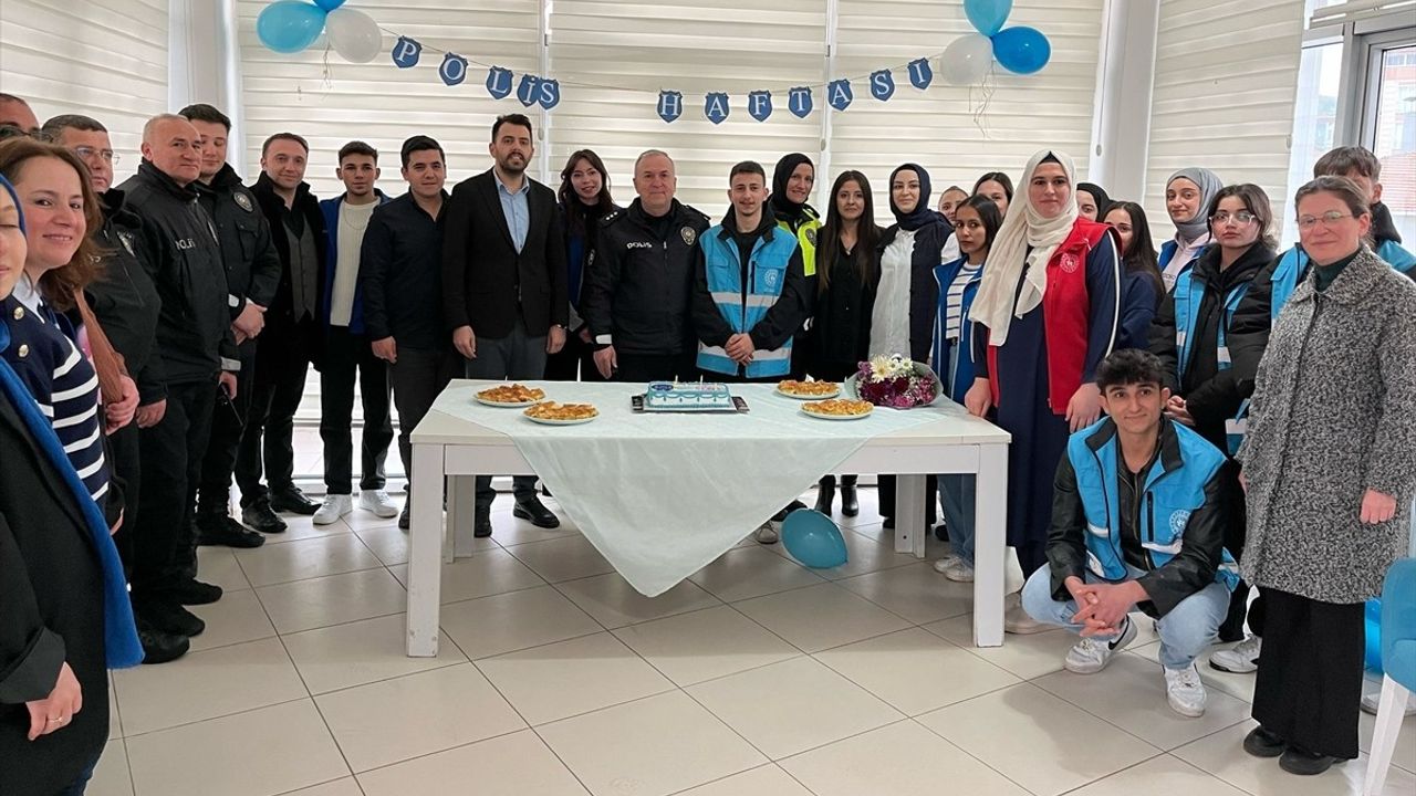 Samsun'da Öğrencilerden Polislere Sürpriz Kutlama