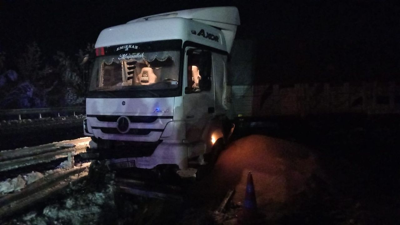 Samsun'da Otobüs ve Tır Çarpıştı: 4 Yaralı