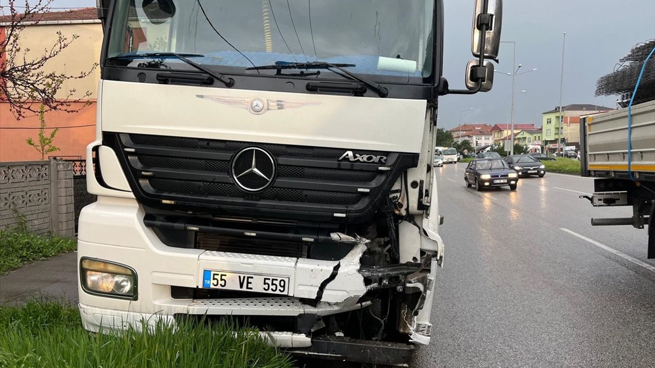 Samsun'da Polis Aracının Karıştığı Zincirleme Trafik Kazası: 6 Yaralı