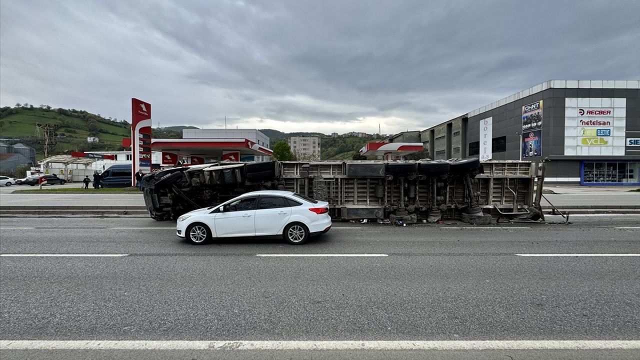 Samsun'da Tır Devrildi: Sürücü Yaralandı