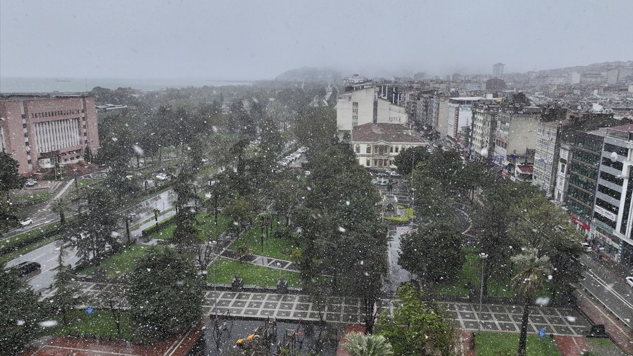 Samsun'da Yoğun Kar Yağışı Devam Ediyor