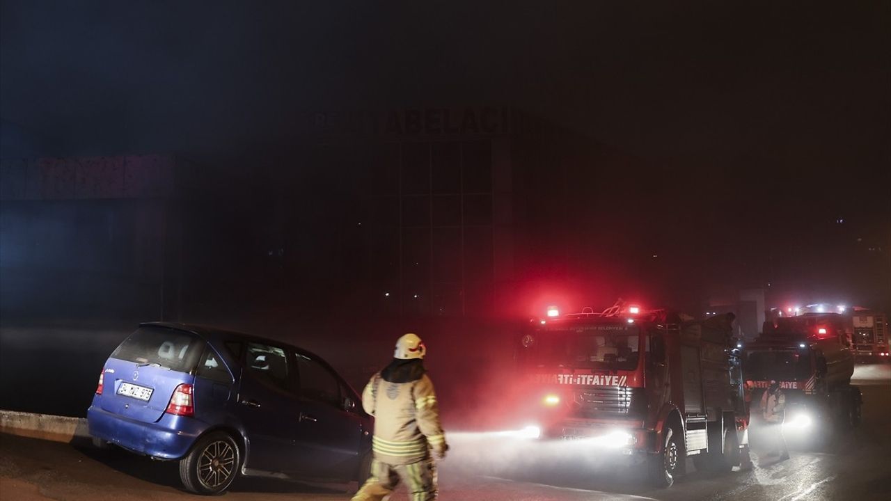 Sancaktepe Oto Galericiler Sitesinde Çıkan Yangın Kontrol Altına Alındı