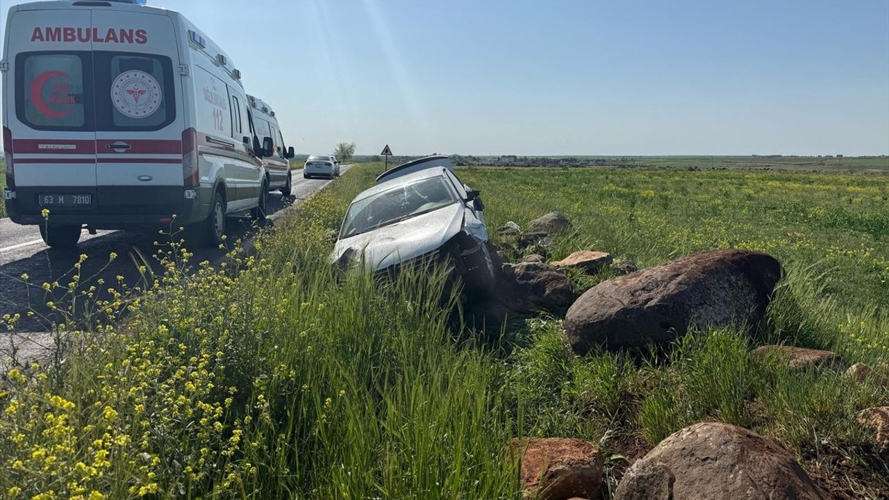 Şanlıurfa'da Otomobil Kaya ile Çarpıştı: 4 Yaralı