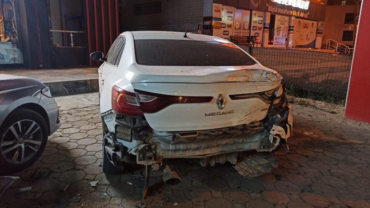 Şanlıurfa'da Park Halindeki Araçlara Çarpan Otomobildeki 2 Kişi Hayatını Kaybetti