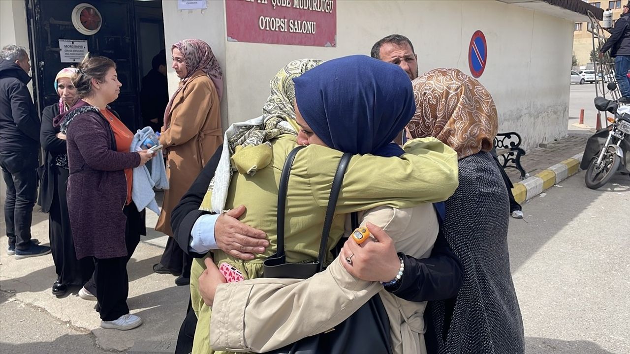 Şanlıurfa'da Sahipsiz Köpeklerden Kaçarken Hayatını Kaybeden Öğrencinin Cenazesi Defnedildi