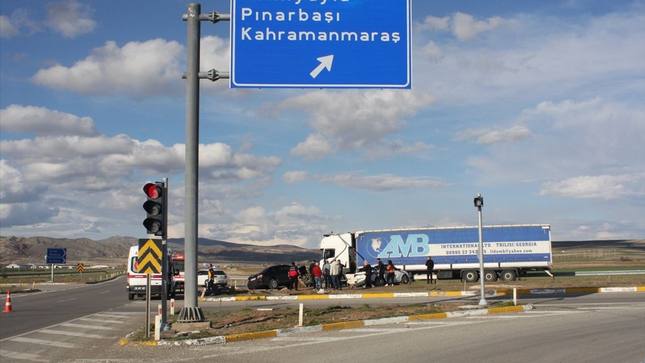 Şarkışla'da İki Otomobilin Çarpışması: 6 Yaralı, 3'ü Çocuk