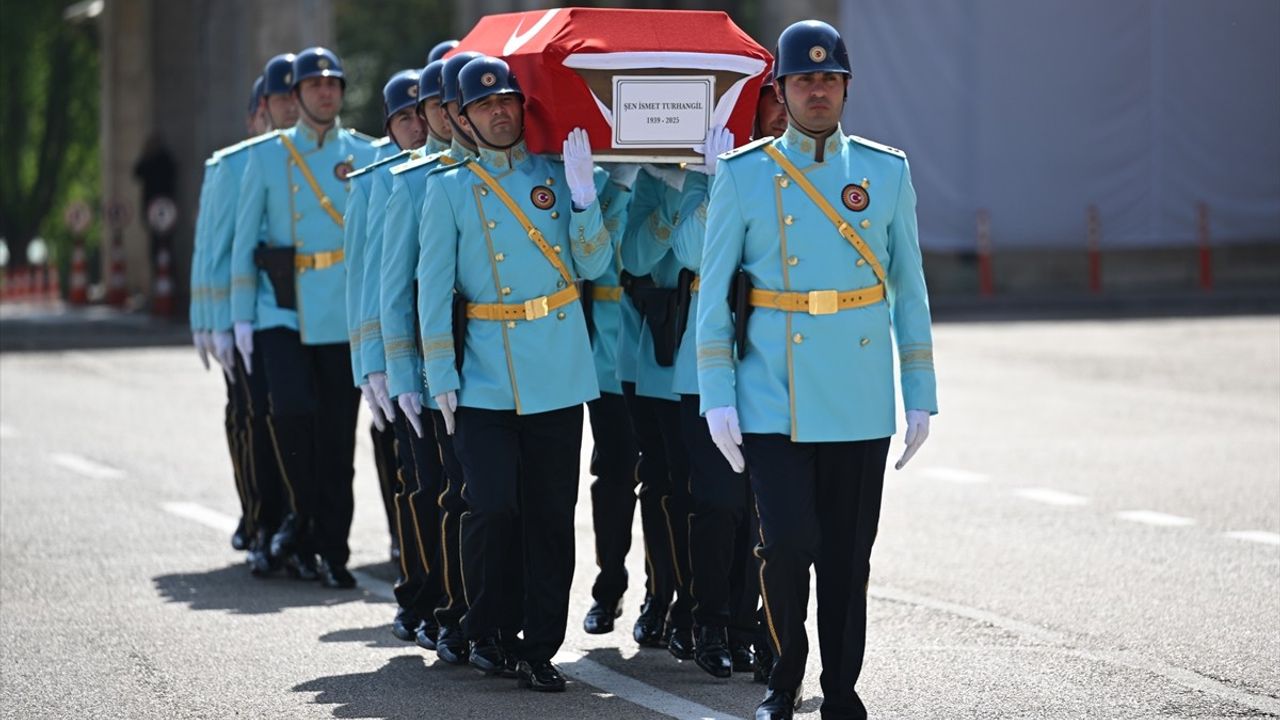 Şen İsmet Turhangil İçin Meclis'te Cenaze Töreni Düzenlendi