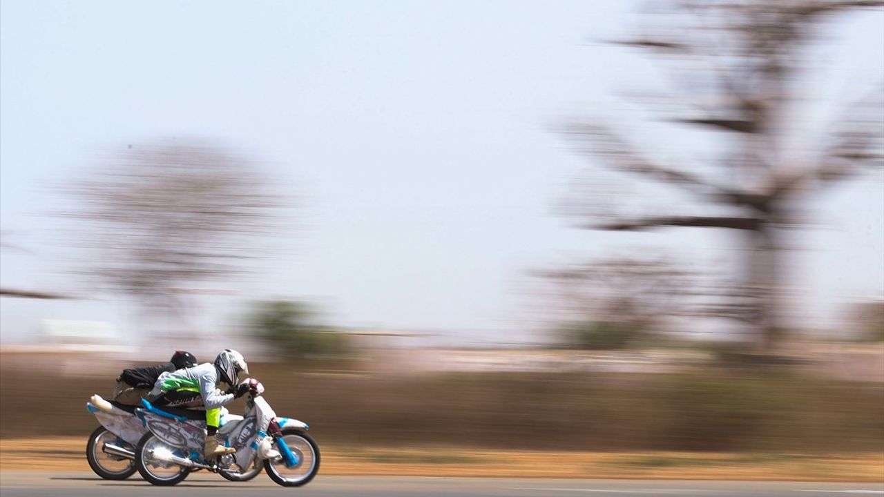 Senegal'de Motor Taksiler Sürüş Güvenliğine Dikkat Çekmek İçin Yarıştı
