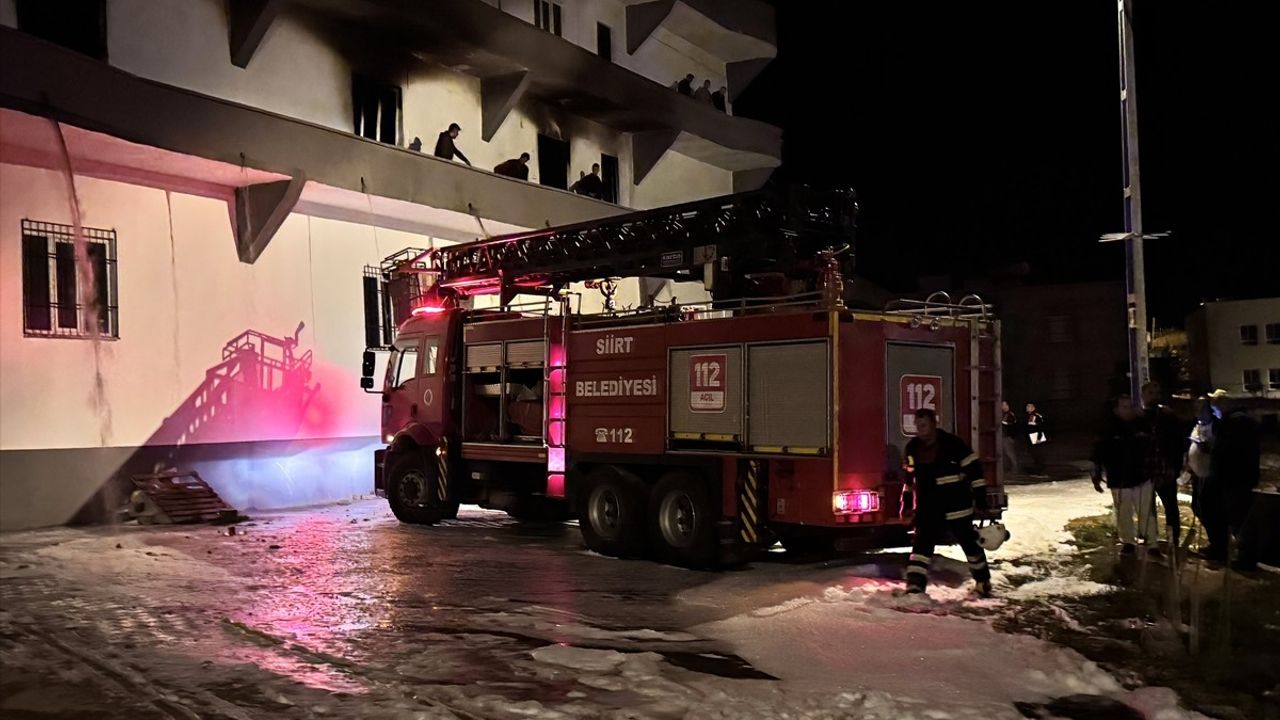 Siirt'te Terlik Fabrikasında Yangın: 11 Kişi Dumandan Etkilendi