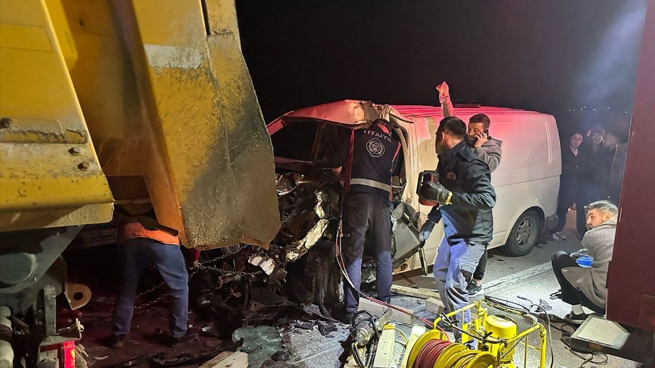 Sinop'taki Panelvan Kazası: Sürücü Ağır Yaralandı